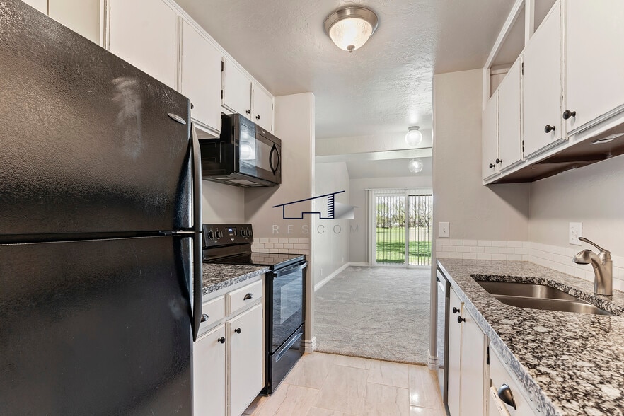 Building Photo - 26 White Barn Dr