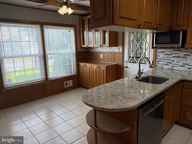 Building Photo - 13100-13100 Cabinwood Dr