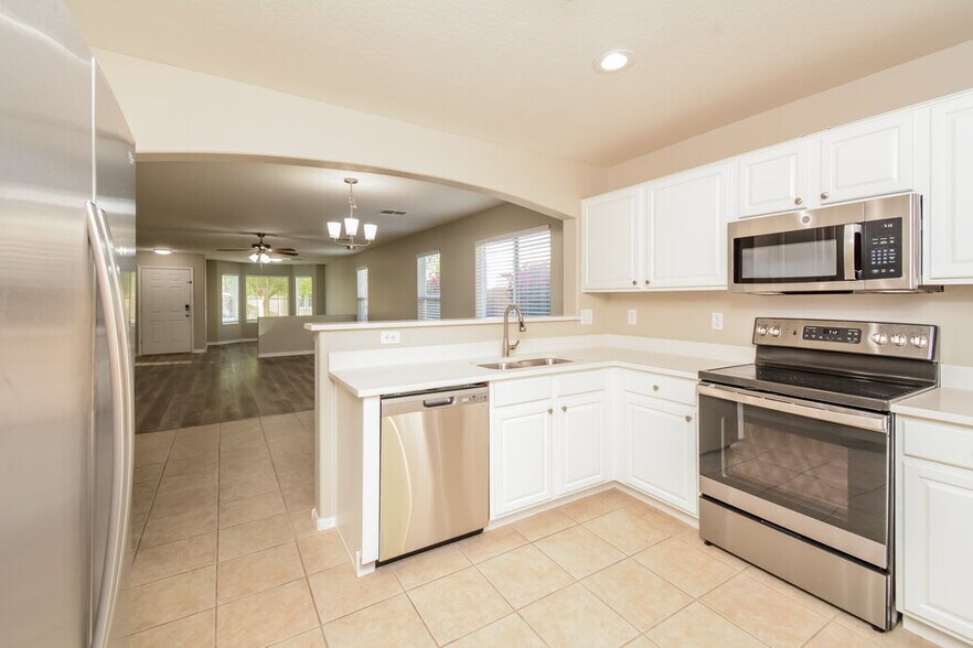 Building Photo - 15438 W Mercer Ln