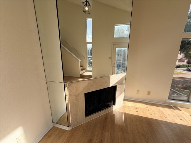 Building Photo - 10855 Meadowglen Ln