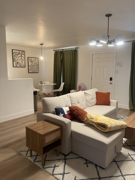 Living Area - 1325 Bagby Ave