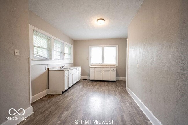 Building Photo - 130 N Gladstone Ave