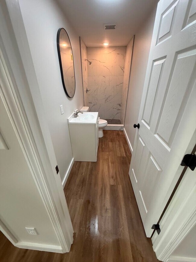 Building Photo - Charming 2 bedroom 1 bath home