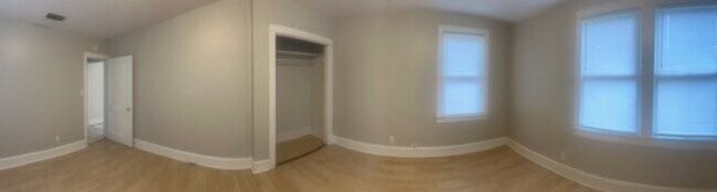 Building Photo - Spacious 2 bedroom 1 bath with sunroom and large yard!!