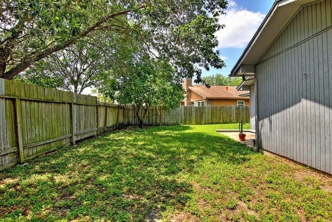 Building Photo - 11401 Woodway Creek Dr
