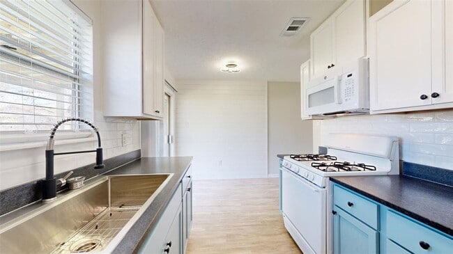 Building Photo - 1441 Hawk Tree Dr