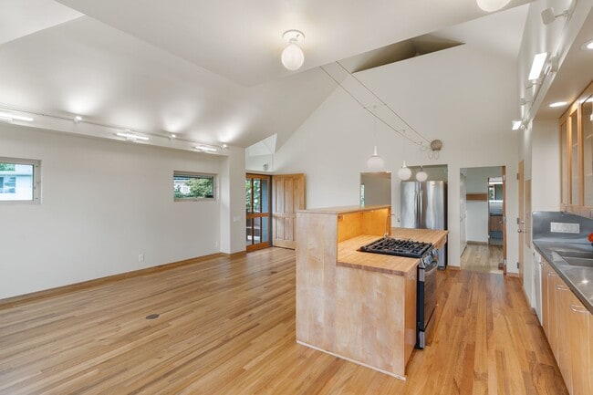 Building Photo - Lovely 2/2 Makiki Heights Home - Utilities...