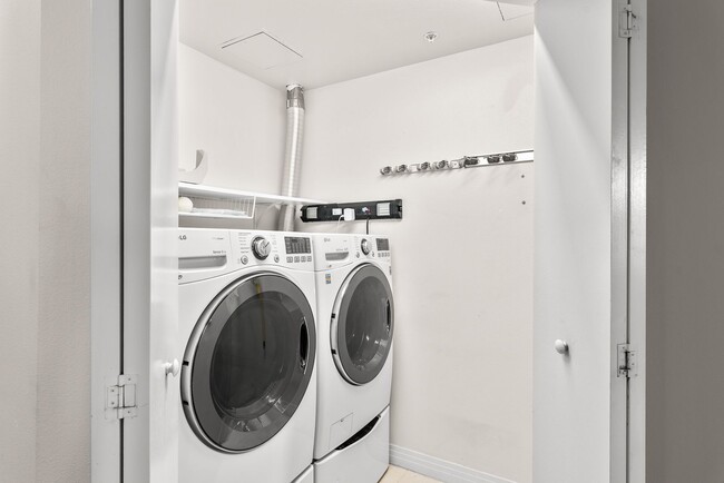 Building Photo - Walkable Little Italy Living – 3BR/3BA with Gated Parking