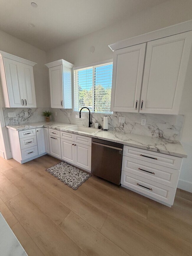 Building Photo - Charming 2-Bedroom Home in Private Gated Community