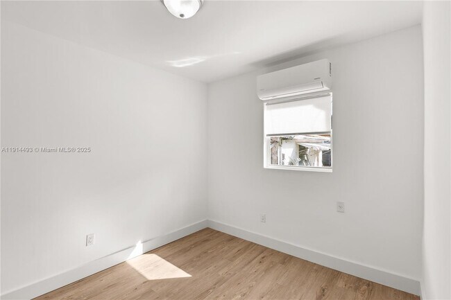 Building Photo - 2508 SW 10th St