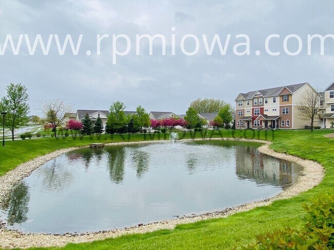 Building Photo - GREAT LOCATION!! 3 Bedroom, 2.5 Bath Townhome in West Des Moines