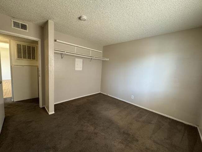 Building Photo - MOVE IN READY 2 Bed, 1 Bath Downstairs Con...