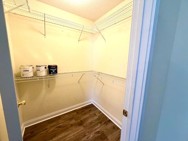 Building Photo - 100 Fairway Hill