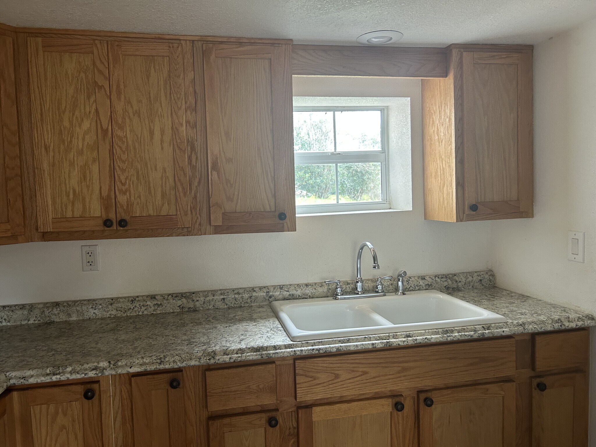 Kitchen 1 Unit B - 613 N Dixie Ave