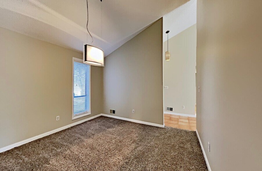 Building Photo - 119 S Falcon Bluff