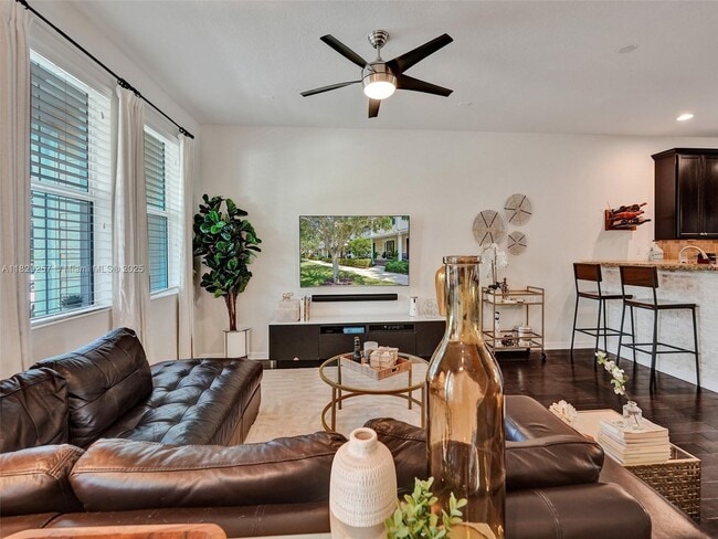 Building Photo - 1144 S Community Dr