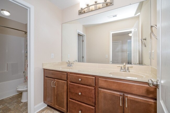 Building Photo - Gorgeous 5BR 3BA Home in Colfax