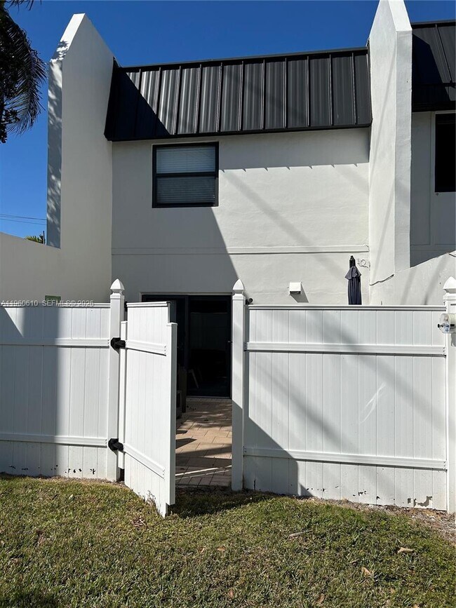 Building Photo - 5555 Ludlam Rd