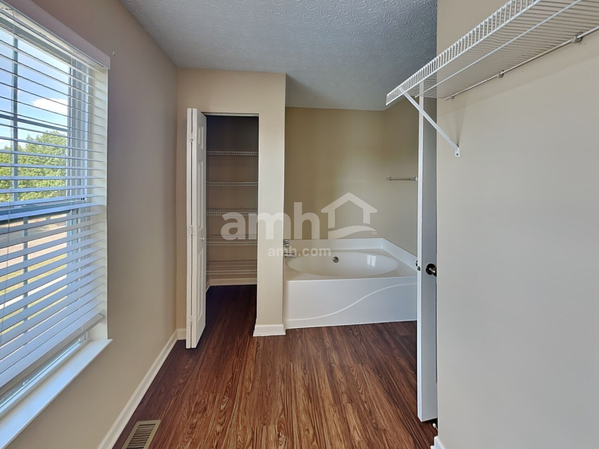 Building Photo - 275 Monarch Dr