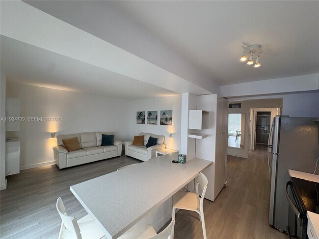 Building Photo - 1340 Lincoln Rd