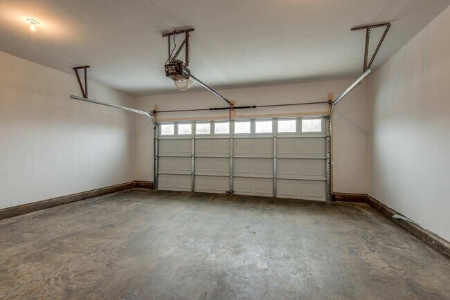 Building Photo - Spacious 4 Bedroom Home with Open Floor Plan - Free Rent!