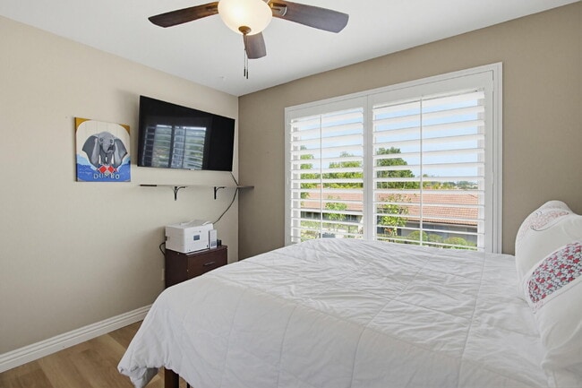 Building Photo - $3,200 - Charming 2-Bedroom + Optional 3rd Bedroom/Office Condo in Desirable Oaks North 55+ Commu...
