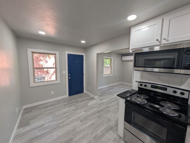 Building Photo - Remodeled luxury 1 bedroom, 1 bath house i...