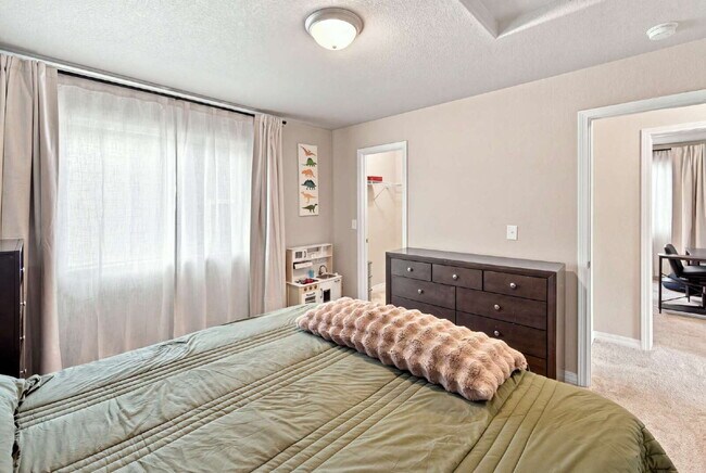 Building Photo - Beautiful 2025-Built 5 Bedroom Home with Finished Walk-Out Basement
