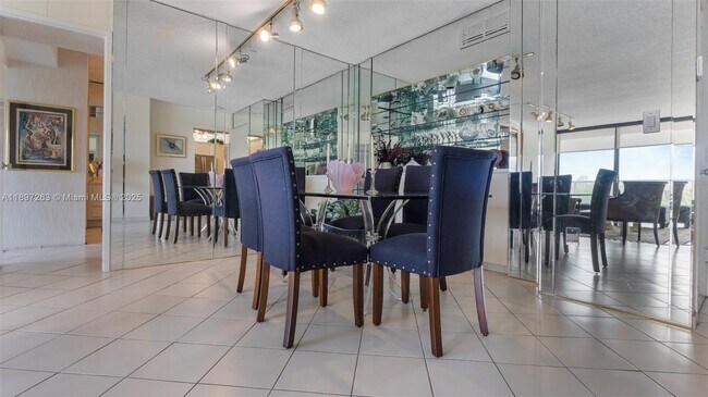 Building Photo - 3701 N Country Club Dr