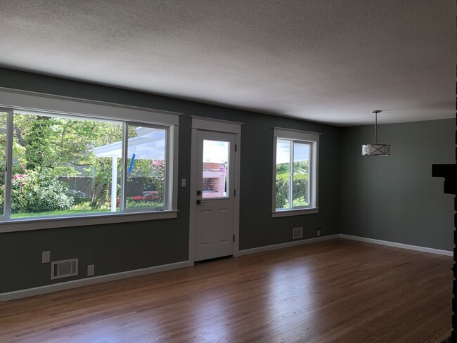 Building Photo - Stunning Milwaukie Home - Fully Updated!  ...