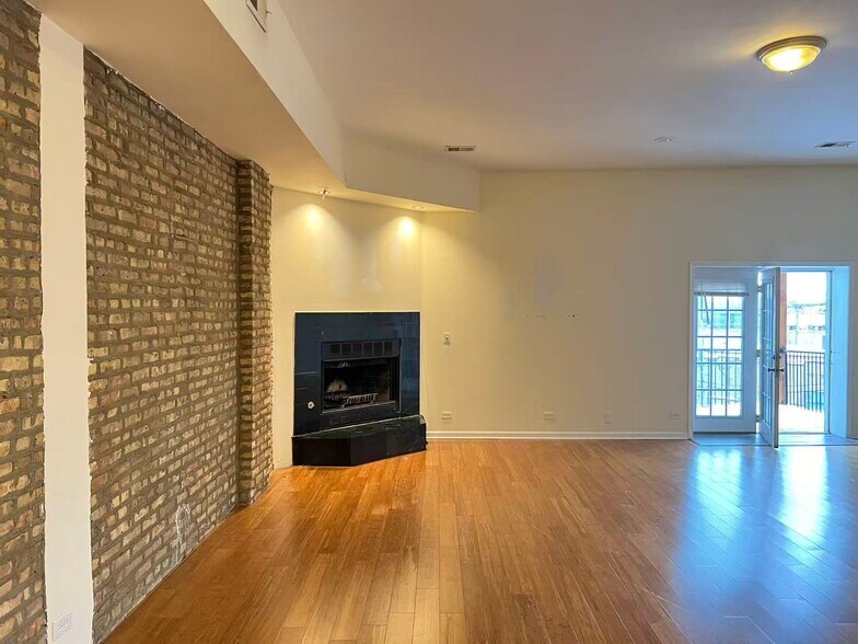 Building Photo - 2358 N Clybourn Ave