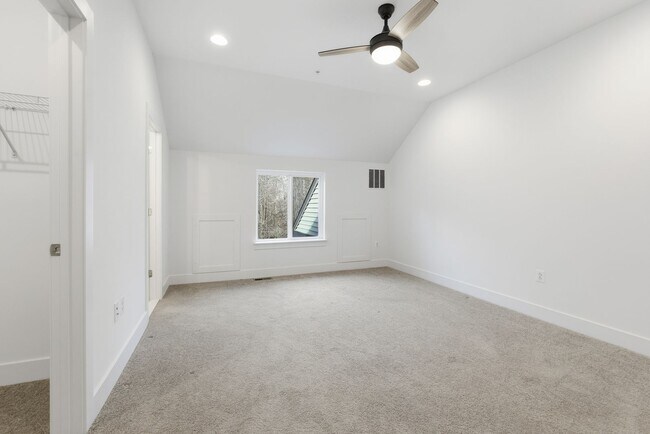 Building Photo - Beautiful 4 BR/4.5 BA EOG Townhome in Laurel!