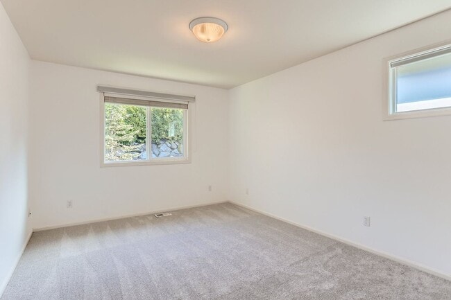 Building Photo - 4Bd/2.5Ba Redmond House