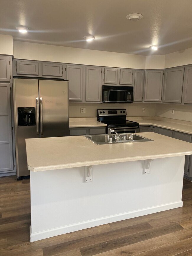 Building Photo - Awesome home on Hubbell for rent!