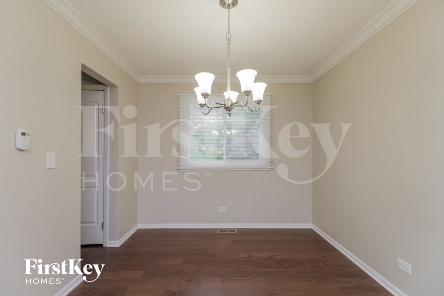 Building Photo - 6S124 Lakewood Dr