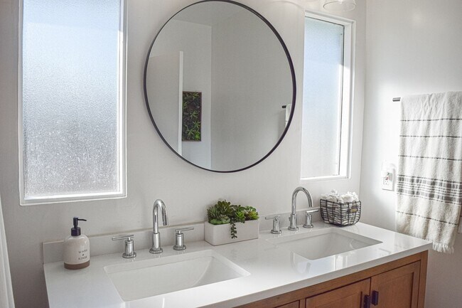 Building Photo - Semi furnished!