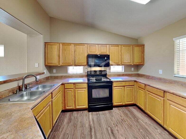 Building Photo - 2653 W Sunset Way