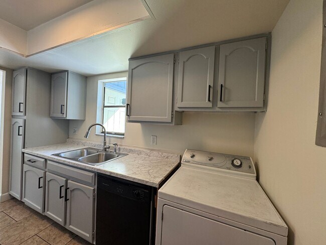 Building Photo - Move-in Ready condo 2/2