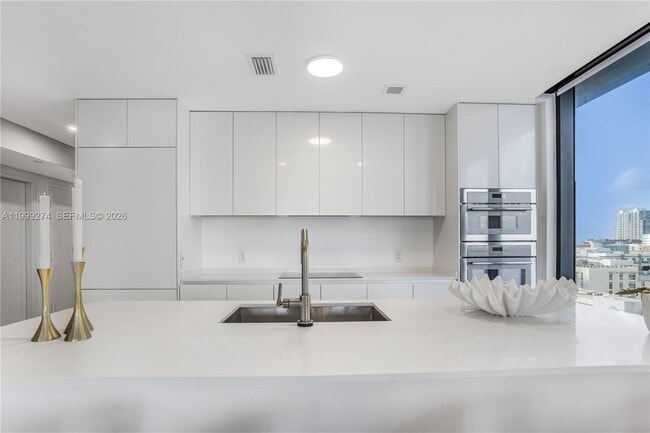 Building Photo - 700 NE 24th St