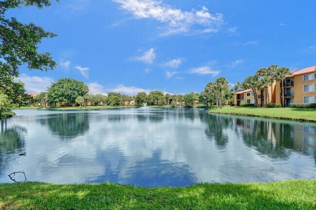 Building Photo - Updated 2 Bed, 2 Bath 1st Floor Condo with Garden Views in Lakes of Jacaranda, Plantation