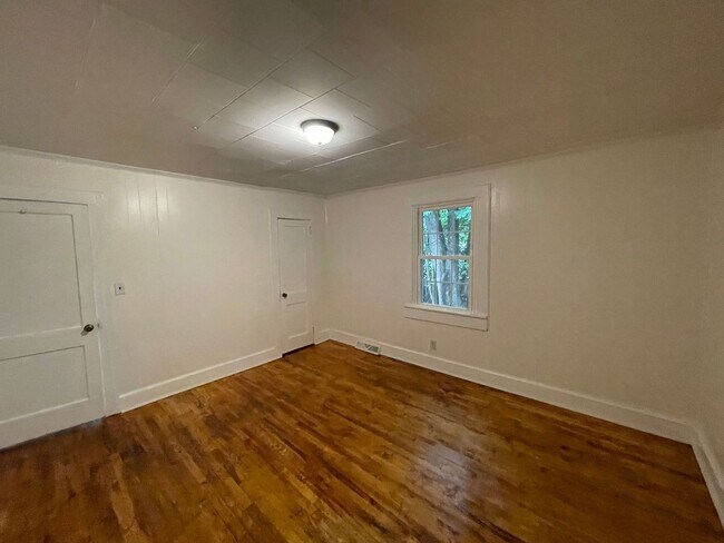 Building Photo - Renovated 2 bedroom 1 bathroom house with office/bonus room!