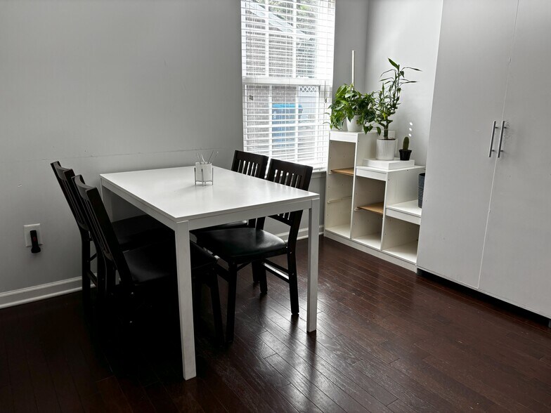 Building Photo - 5600 Moresby Ct