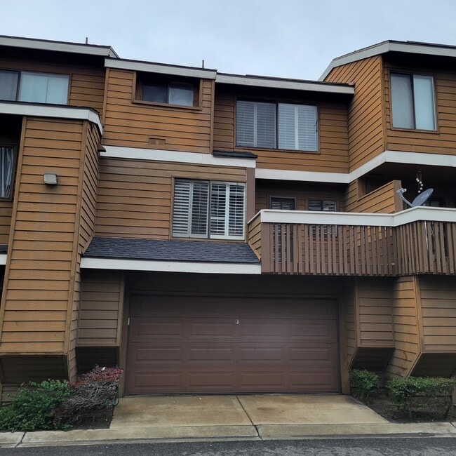 Building Photo - 8550 Lake Knoll Ave