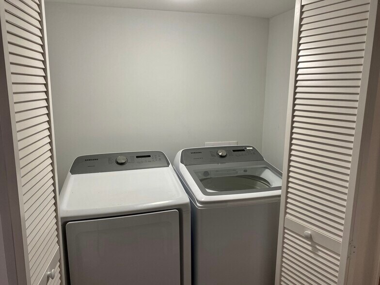 Washer/Dryer - 2058 W Hutchinson St