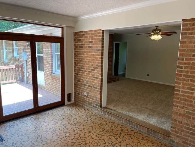 Building Photo - Beautiful Private Three Bedroom Home in So...