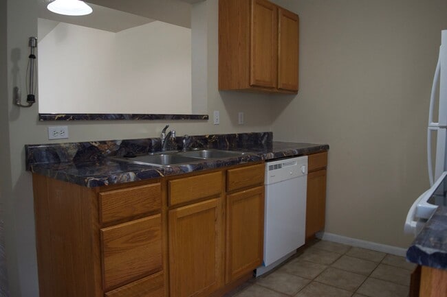 Building Photo - Nice 4 Bed 3 Bath Duplex!