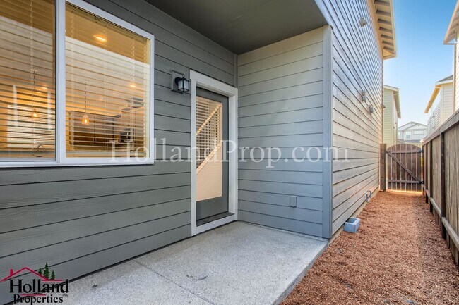 Building Photo - Gorgeous 4 Beds 2.5 Baths Single Family in...