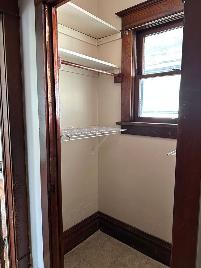 Building Photo - Spacious 1 Bed, 1 Bath in the Heart of Man...