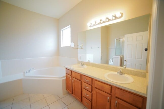 Building Photo - 5560 Hampton Hill Cir