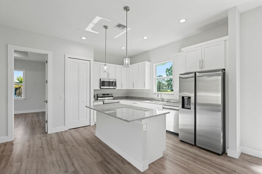 Building Photo - 25434 Alicante Dr